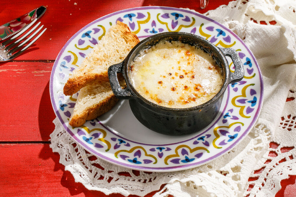 Mushroom julienne with chicken under cheese crust