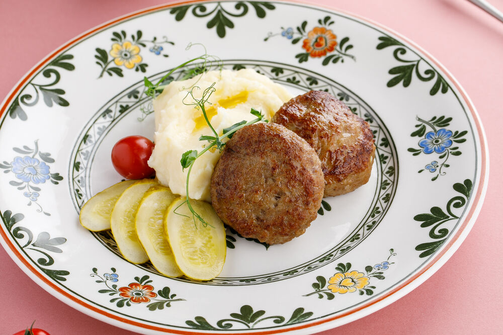Homemade cutlets with mashed potatoes 