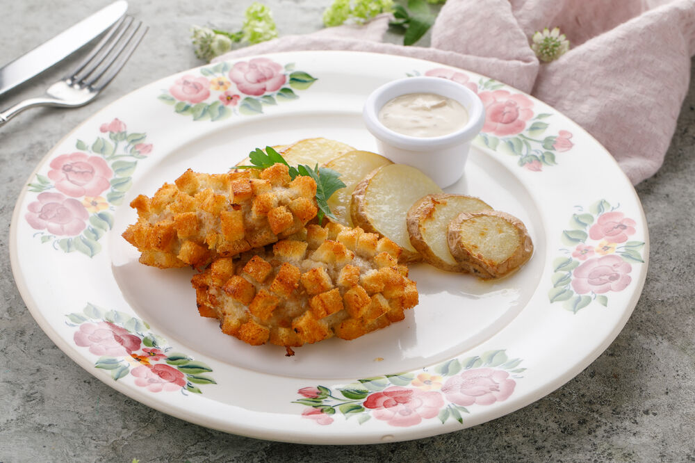 «Pozharskie» cutlets with mushroom sauce and «Pushkin» potatoes