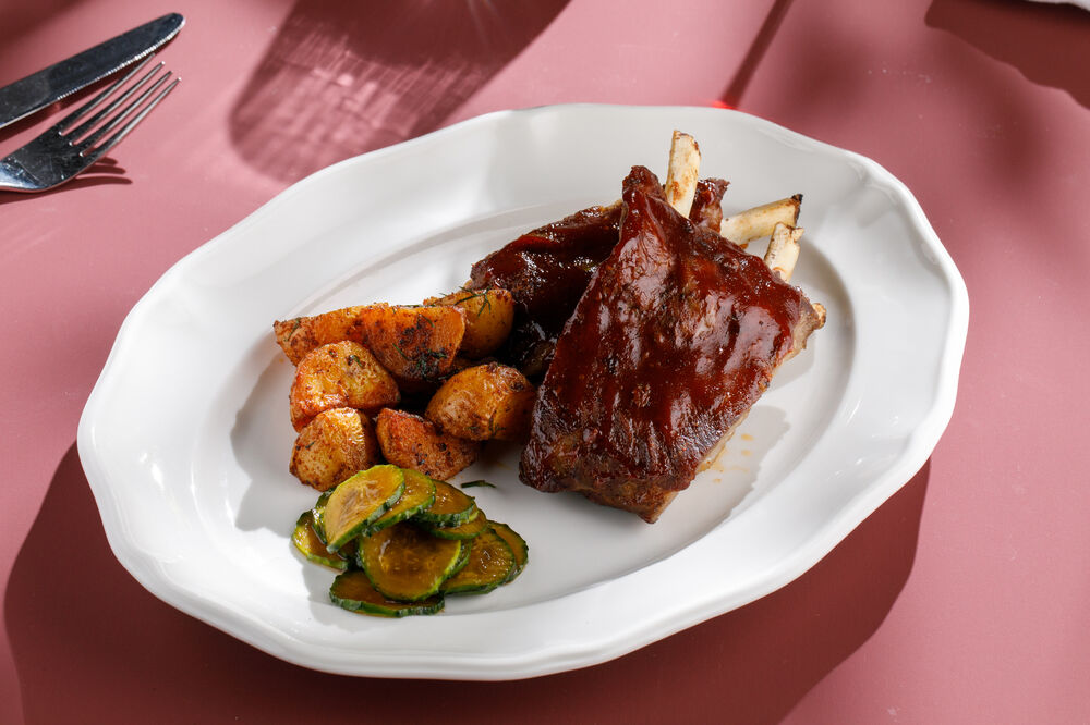 Свиные ребра, глазированные в соусе BBQ