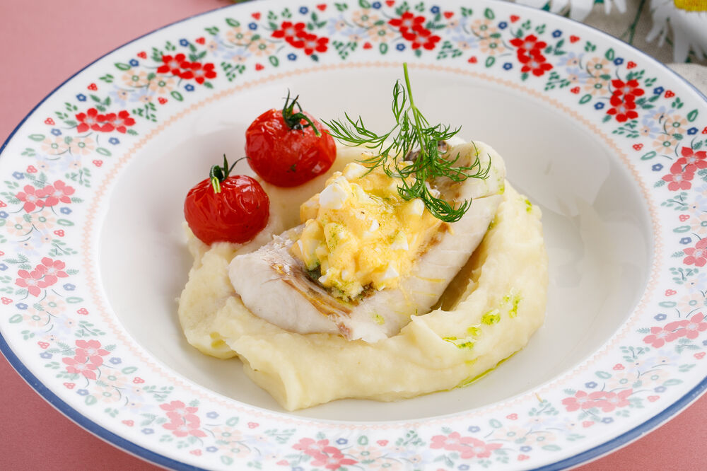 Pike perch fillet in Polish with mashed potatoes