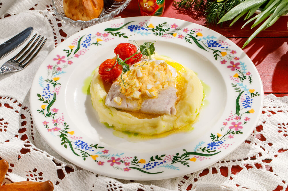 Pike perch fillet in Polish with mashed potatoes