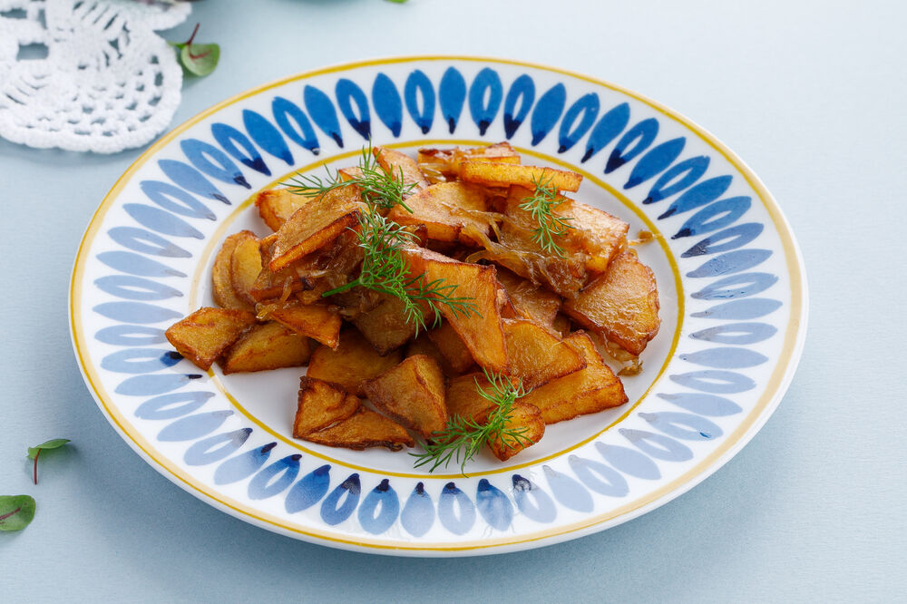 Potatoes fried with onion