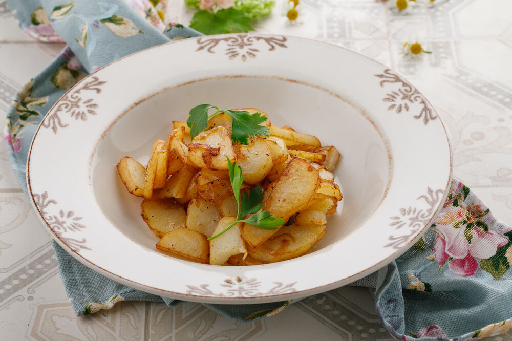 Potatoes fried with onion
