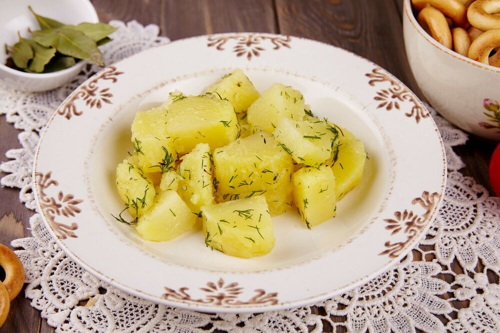 Boiled potatoes with dill