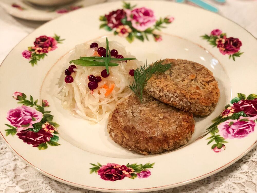 Гречневые котлеты с квашеной капустой