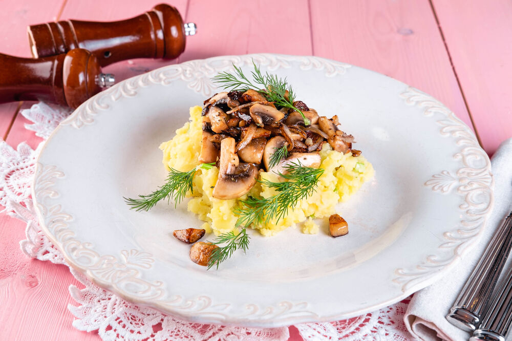 Мятый картофель с трюфельным маслом и боровиками