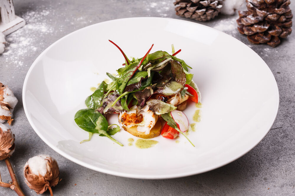 Salad with warm cod and avocado