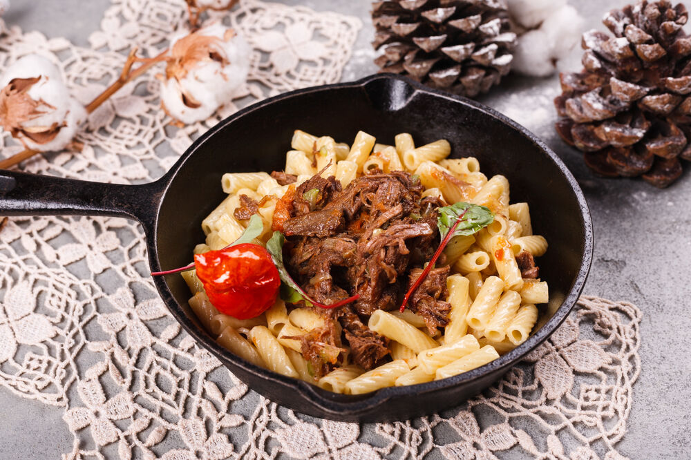 Pasta with srewed meat