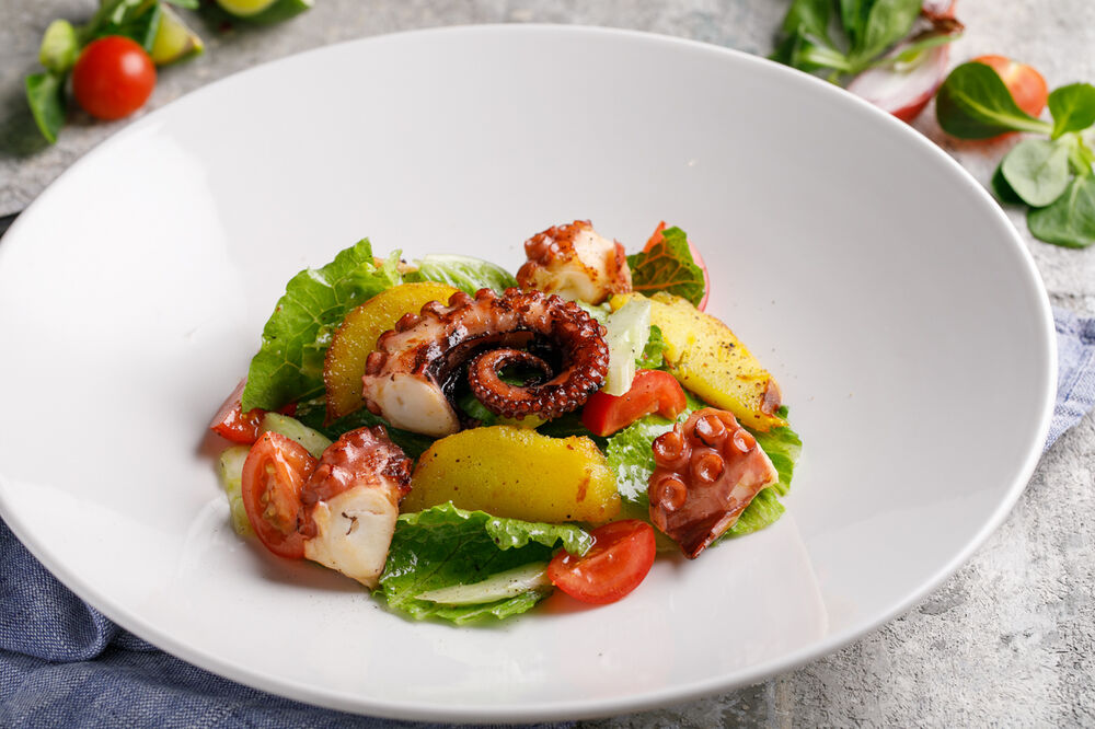 Salad with octopus and baked potatoes