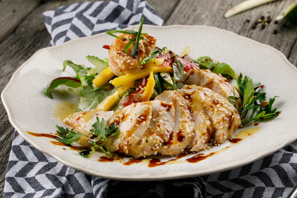 Thai salad with chiken breast and shrimps