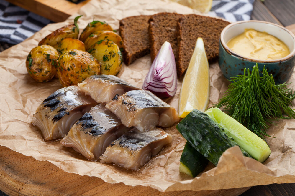 Cold smoked mackerel with baked potatoes and borodinsky bread
