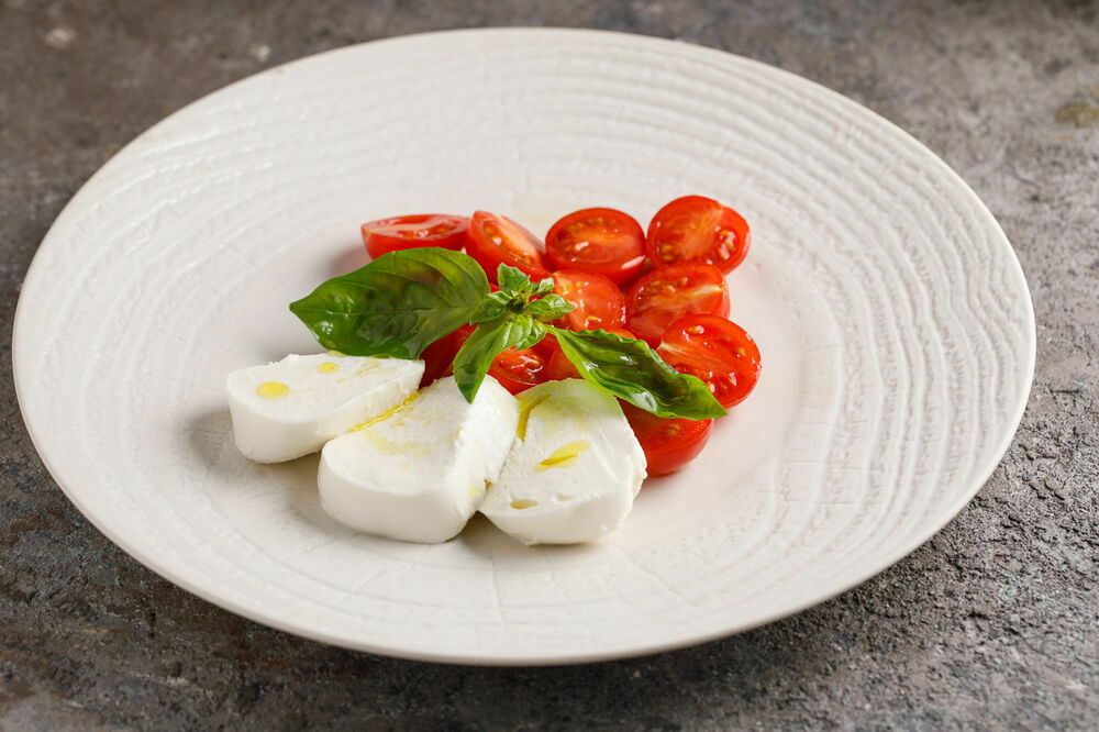 Mozzarella with ripe tomatoes