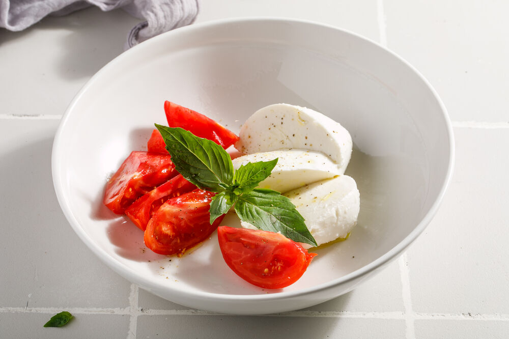 Mozzarella with ripe tomatoes