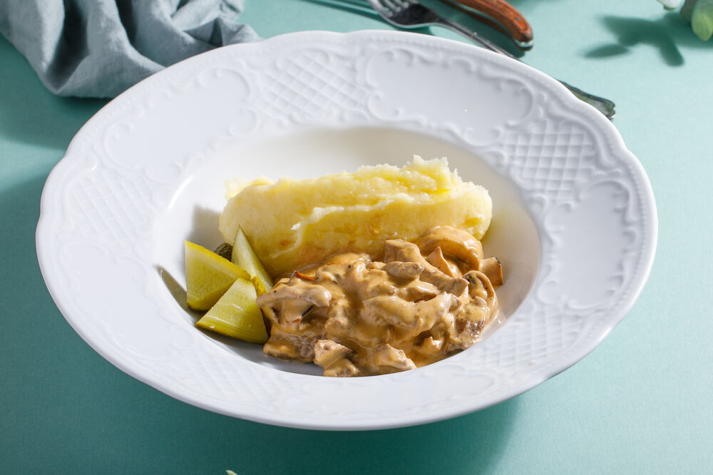 Beef stroganoff with mushrooms and mashed potatoes