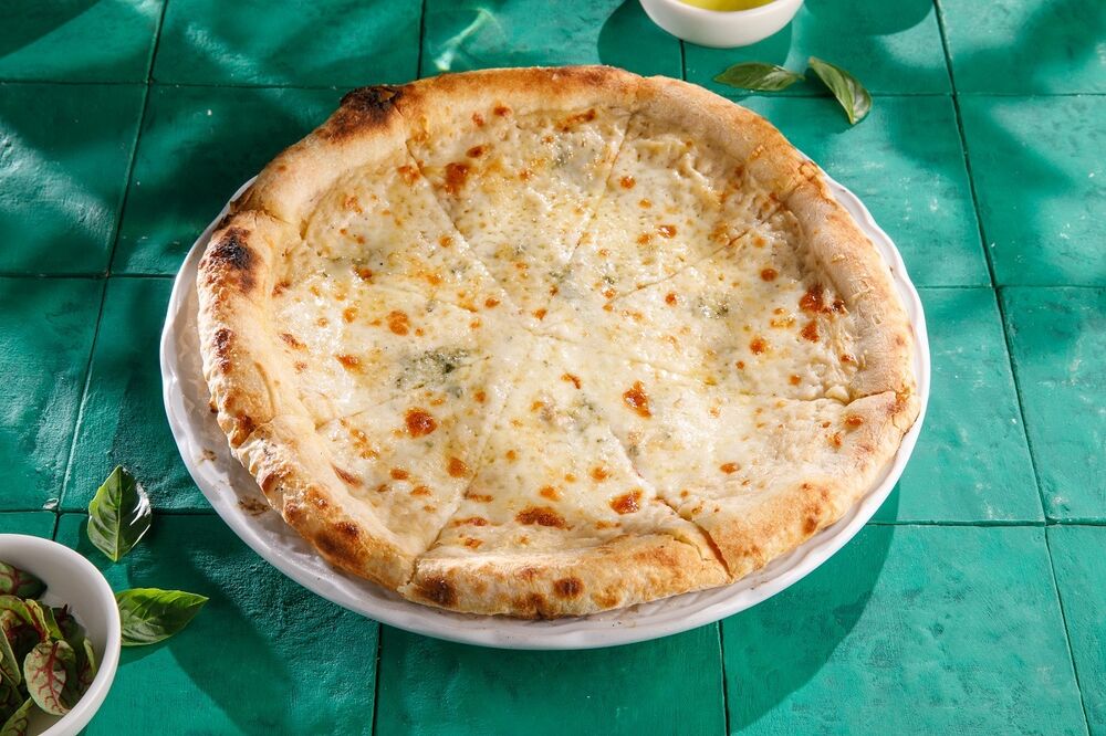 Pizza "Quatro formaggi"