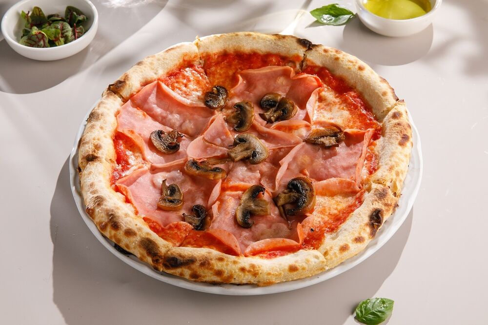 Пицца с ветчиной и грибами