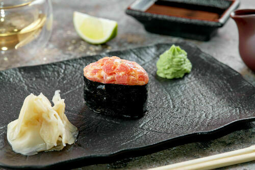  Spicy tuna sushi