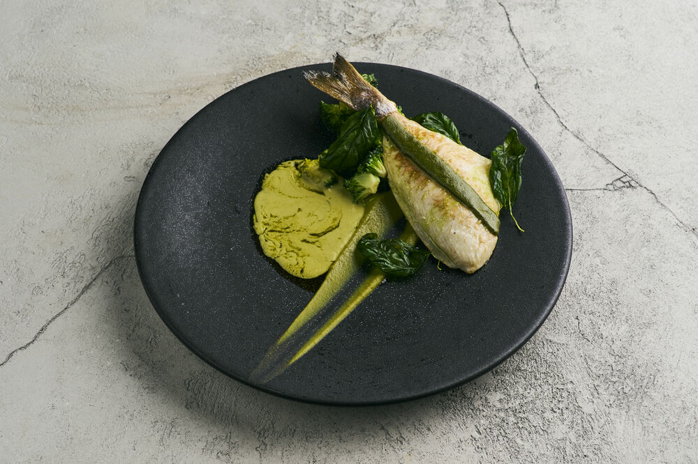 Дорадо с базиликом и брокколи 