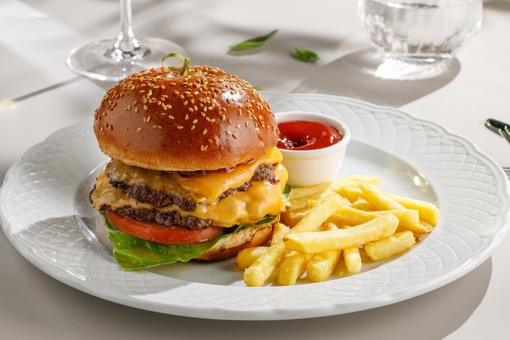 Marbled beef burger with potato chips 