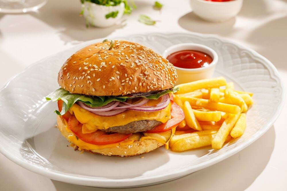 Marbled beef burger with potato chips 