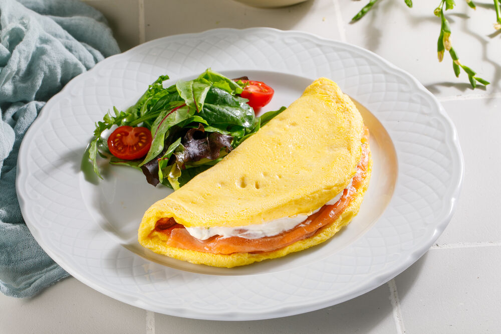 Omelet with trout of weak salt and cream cheese
