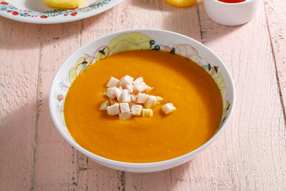 Vegetable cream soup with chicken