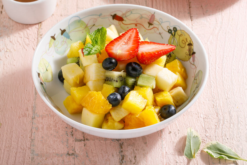 Салат фруктовый с малиновым йогуртом