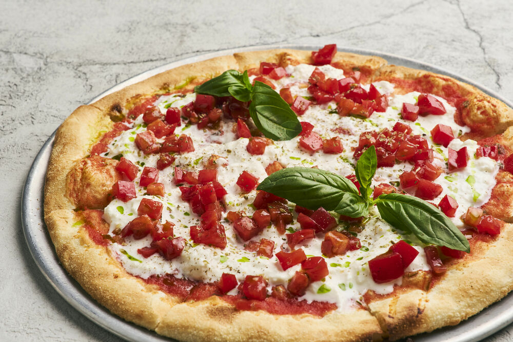 Римская фокачча с домашней страчателлой и томатами 