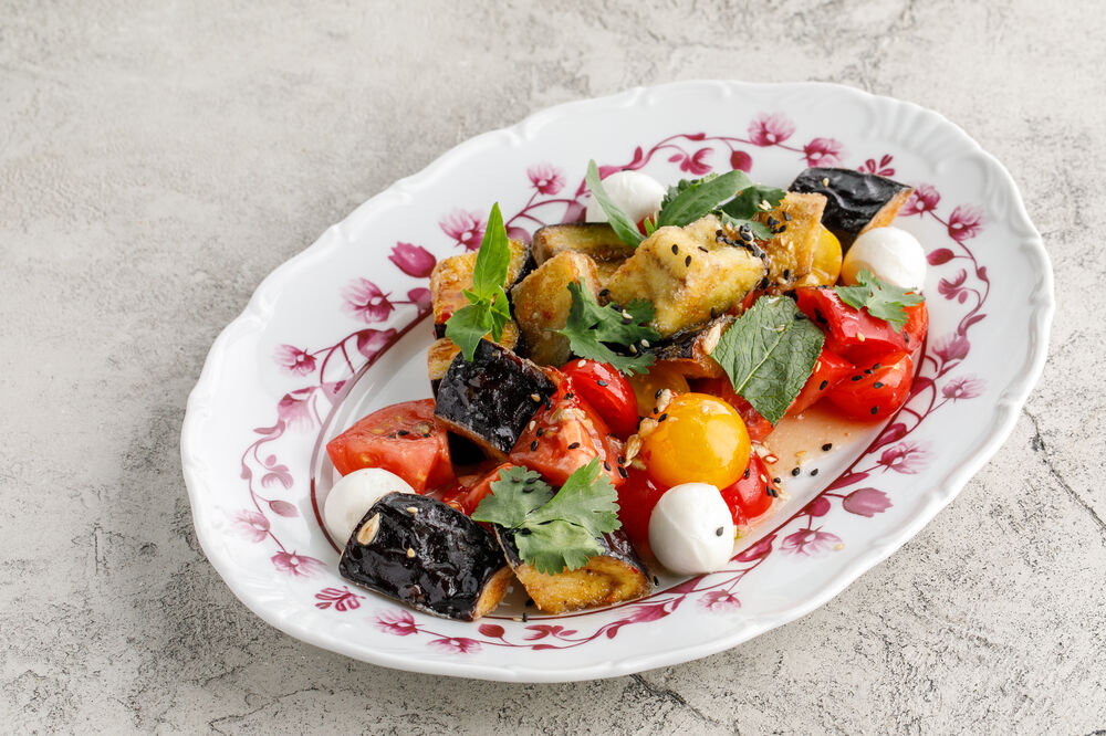 SALAD WITH EGGPLANT, TOMATOES AND MOZZARELLA