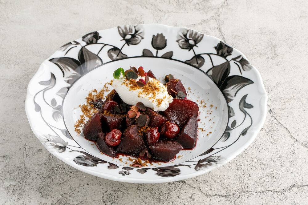 Beetroot with cherry and goat cheese 