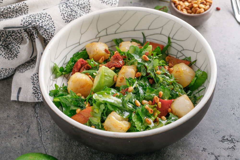 Salad with scallops
