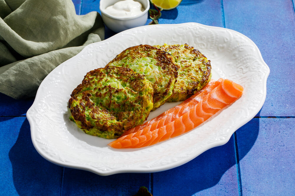 Zucchini and spinach fritters with salmon