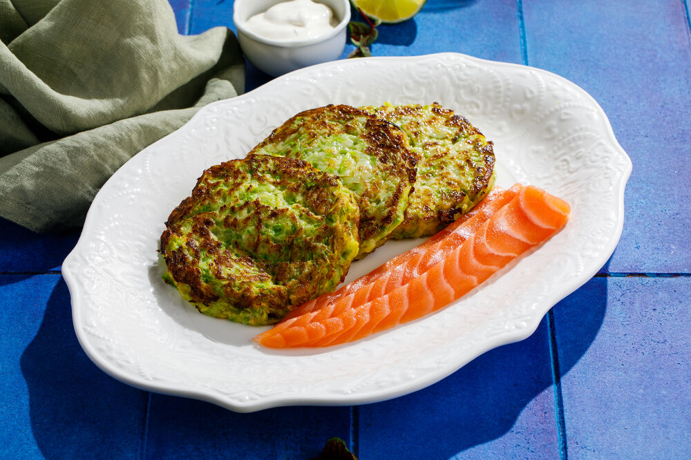  Zucchini and spinach fritters with sour cream