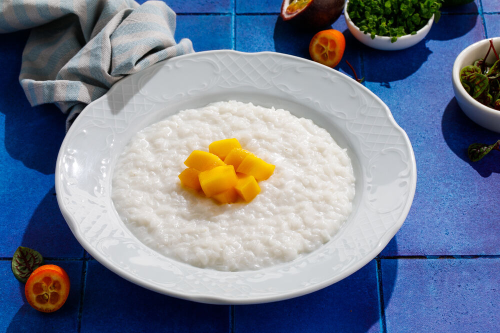 Rice porridge with coconut milk and mango