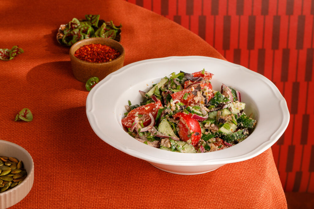 Салат овощной  по-грузински с орехами