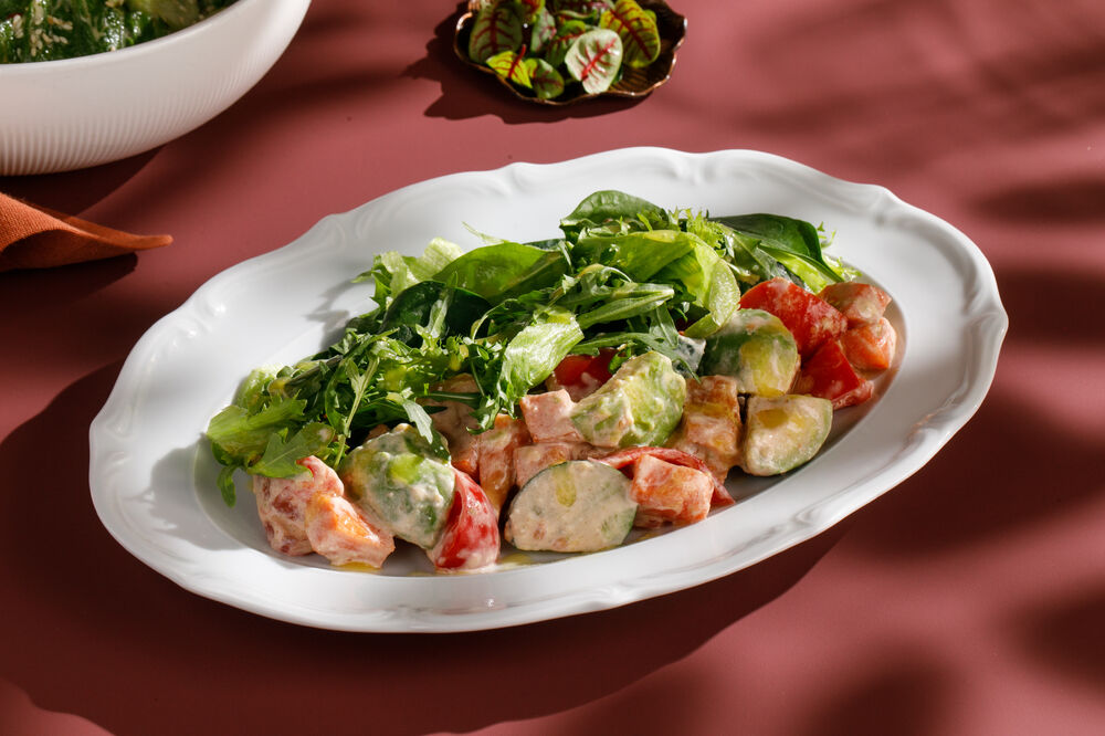 Салат с копченым лососем