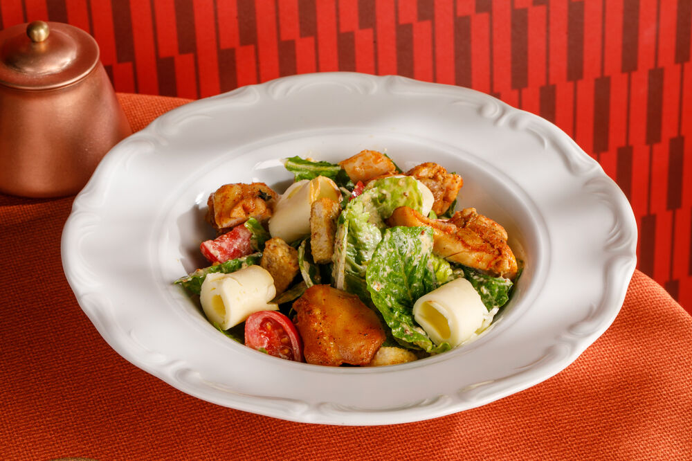 Салат теплый с куриным бедром и копченым сыром Сулугуни