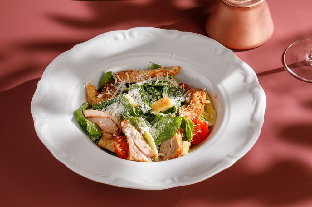  Caesar salad with chicken