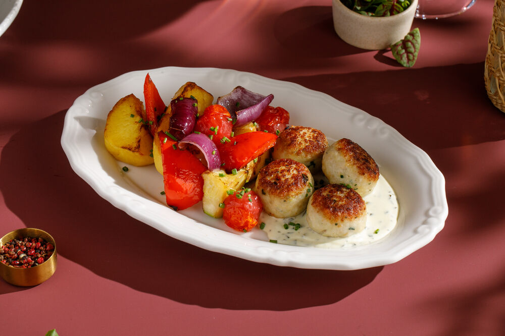 Котлеты из индейки с салатом на углях