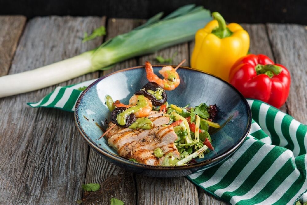 Thai salad with chicken breast and shrimps
