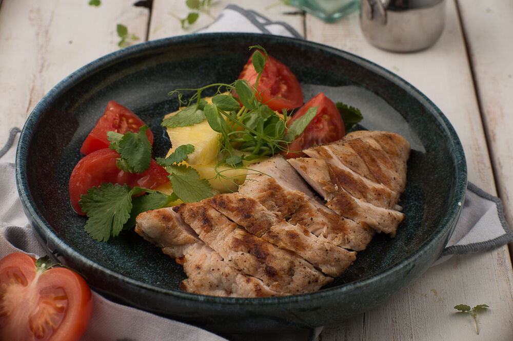  Grilled turkey with pineapple and tomatoes
