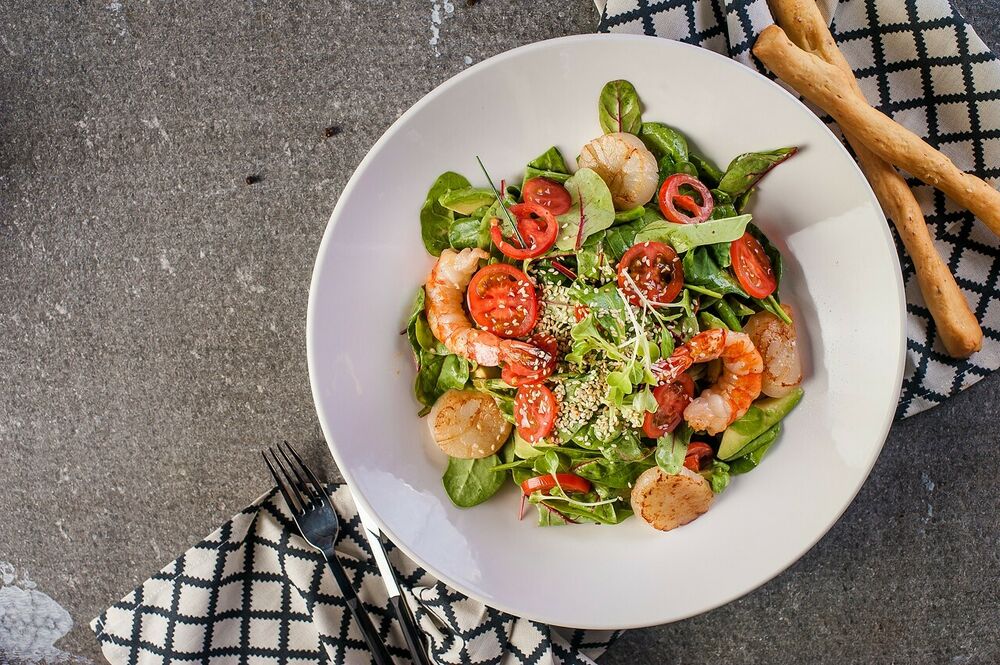Salad with scallop and sesame sauce