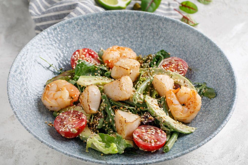Salad with scallop and sesame sauce
