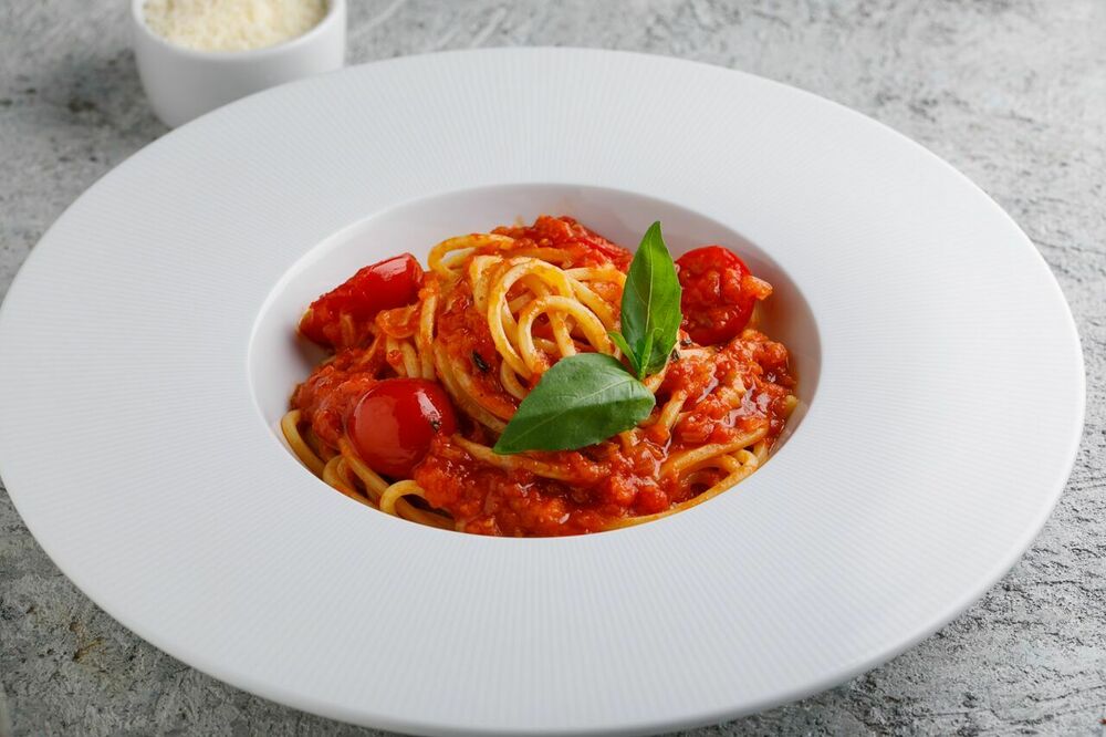 Спагетти с томатами черри и базиликом