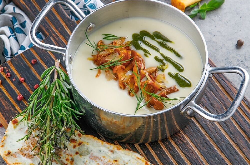 Картофельный крем-суп с лисичками