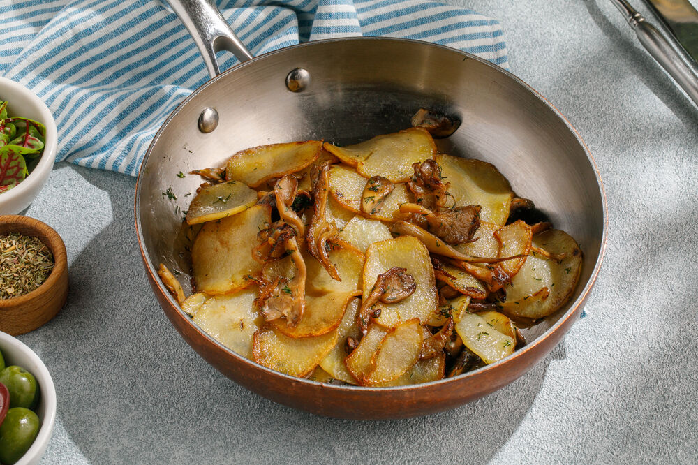 Fried potatoes with seasonal mushrooms