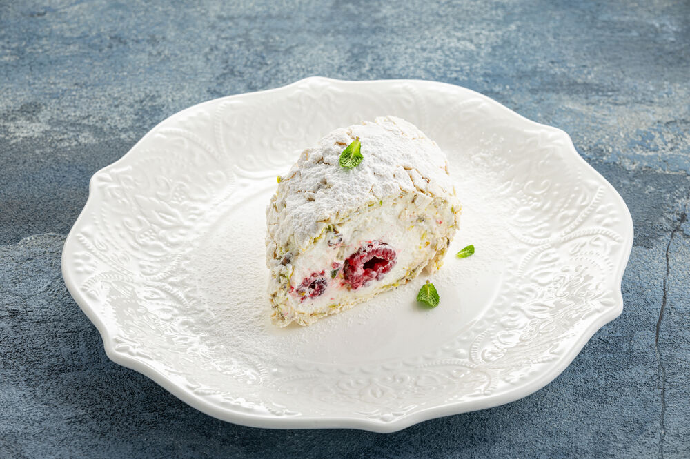 dessert "Pistachio roll"
