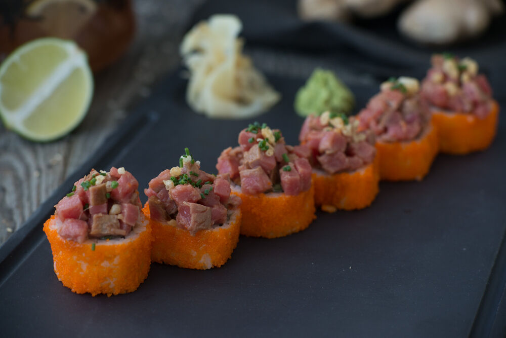 Spicy roll with chopped tuna tataki