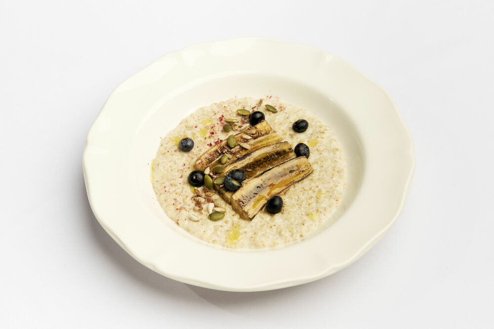 Oatmeal with caramelized bananas